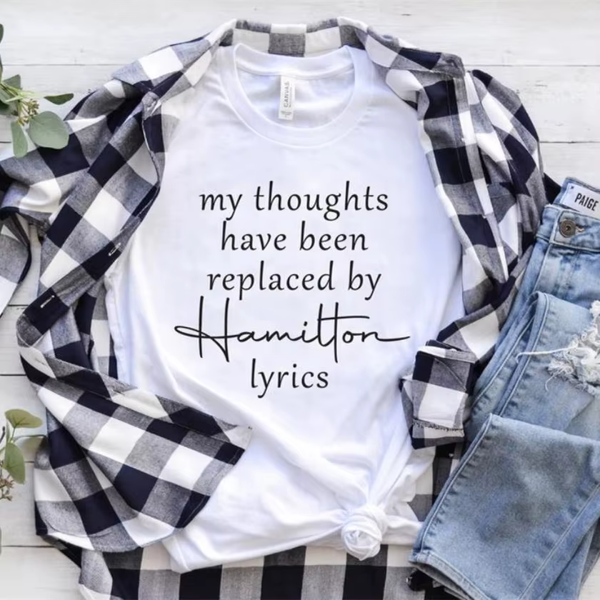 Mes pensées ont été remplacées par une chemise avec les paroles de Hamilton, un T-shirt d'alexandre,