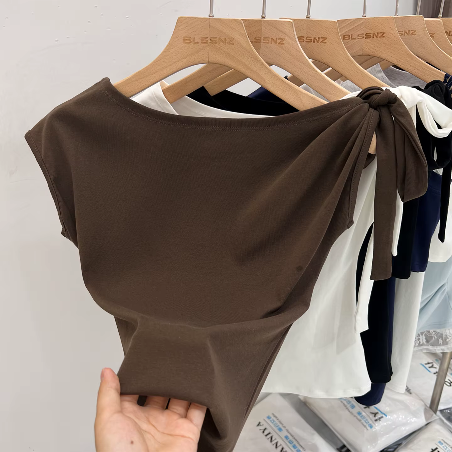 Nouveau T-shirt blanc à manches courtes pour femme, été 2026, avec détail nœud sexy, hauts décontrac