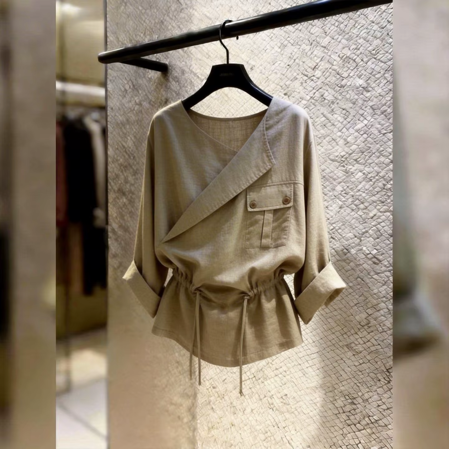 Chemise à manches longues couleur kaki pour femme, nouveau style printemps-été, en tissu satiné doux