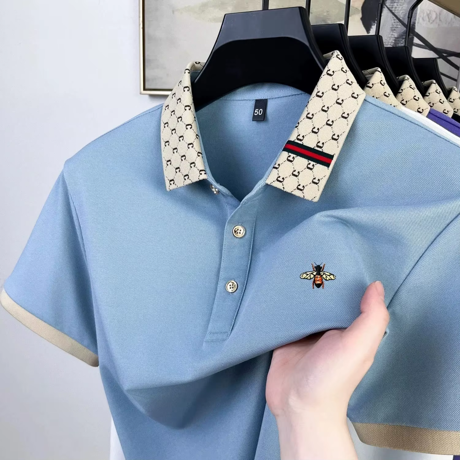 Polo à manches courtes de marque de luxe légère T-shirt à revers bloqué de couleur brodée d'abeille 
