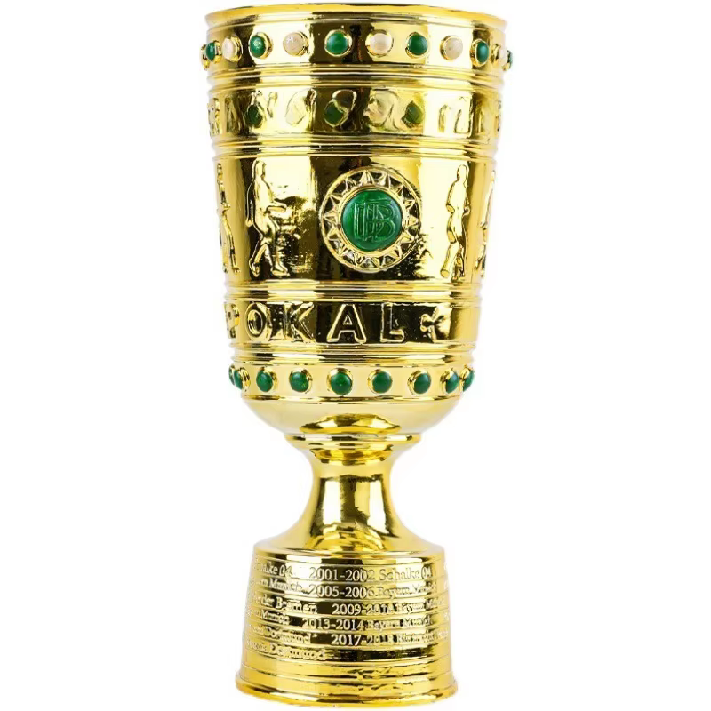 Les supporters du Bayern Munich et du Borussia Dortmund décorent le trophée de la Bundesliga et de l
