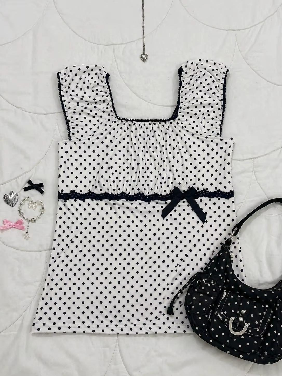 Débardeur blanc à pois à col carré pour femme avec bordure en dentelle marine et manches à volants