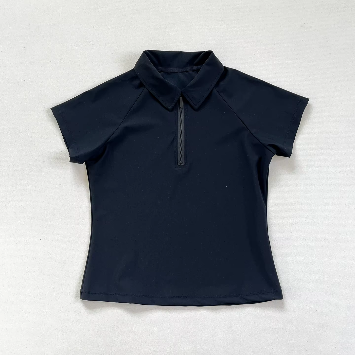 Polos à manches courtes pour femmes : options blanches et bleu marine disponibles, col demi-fermetur