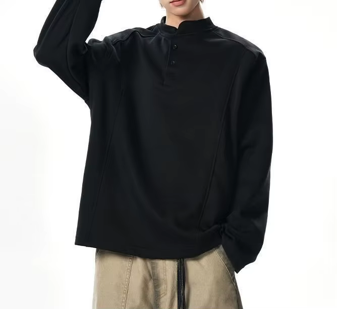 Haut à col Henry à manches longues pour homme, design déstructuré avec empiècements sur l'épaule, pu