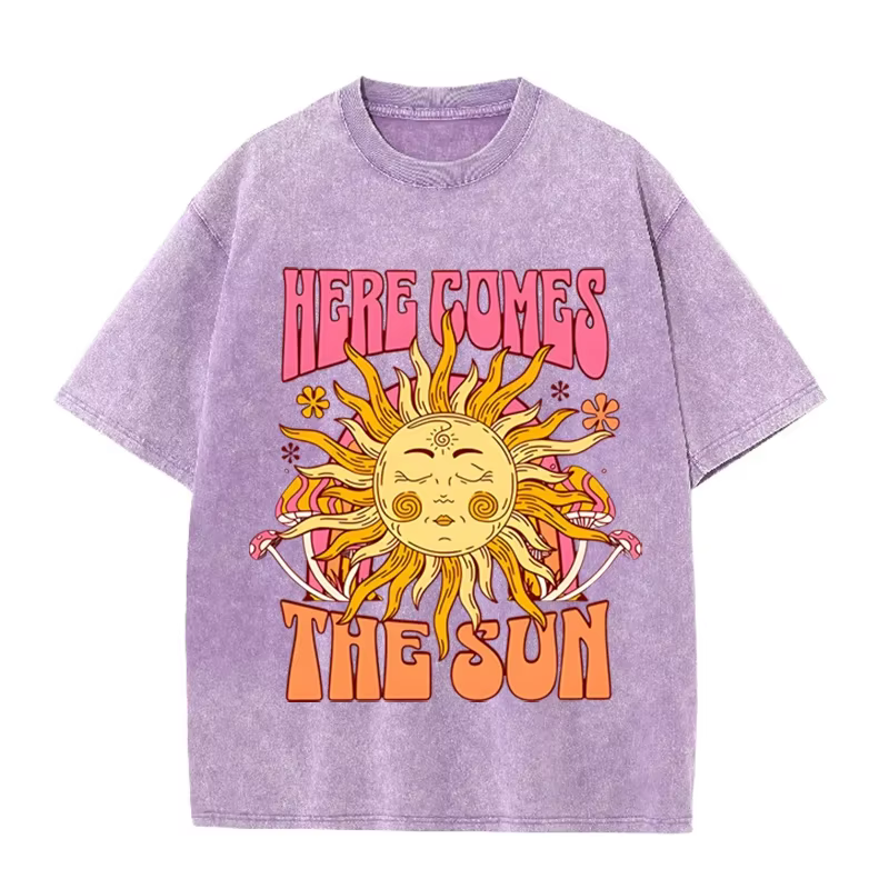 T-shirt vintage noir « Here Comes The Sun » rétro psychédélique effet délavé soleil