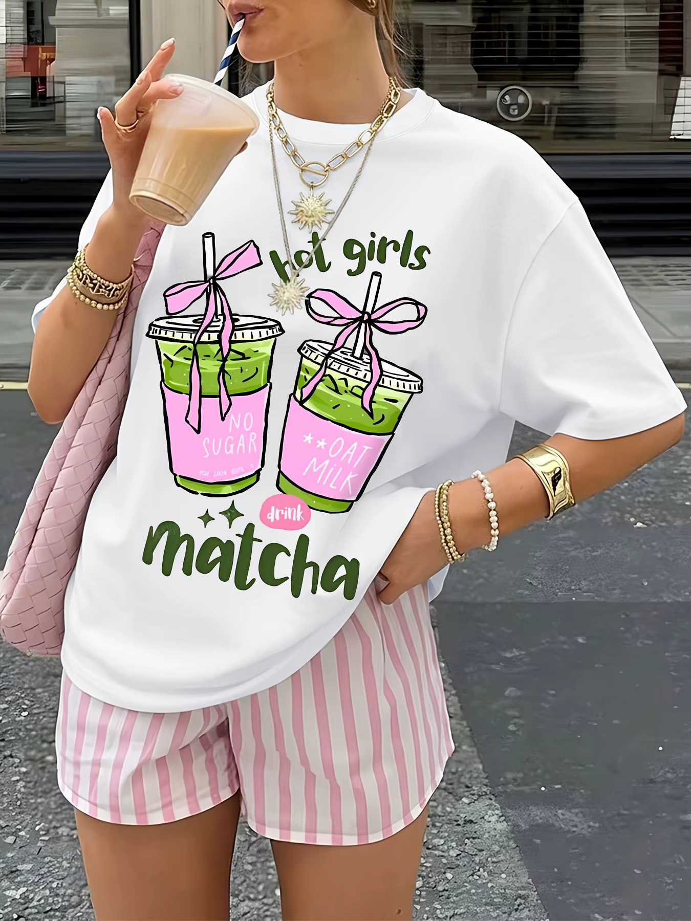 T-shirt pour femmes avec motif 'Hot Girls Drink Matcha' et nœud rose mignon, esthétique vintage coqu