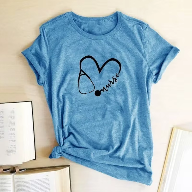 T-shirt col rond femme, estival et à manches courtes, avec stéthoscope et cœur imprimé