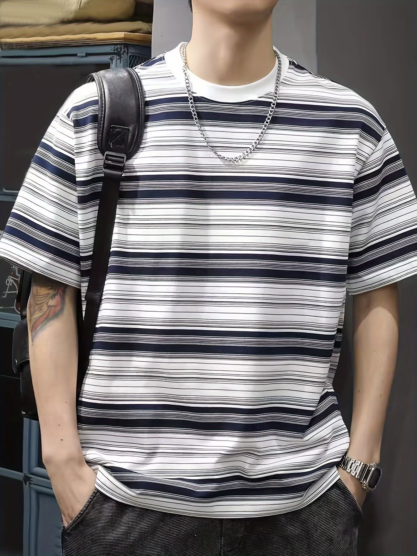 T-shirt imprimé rayé bleu et blanc pour hommes |   Style de sport léger urbain, vêtements quotidiens