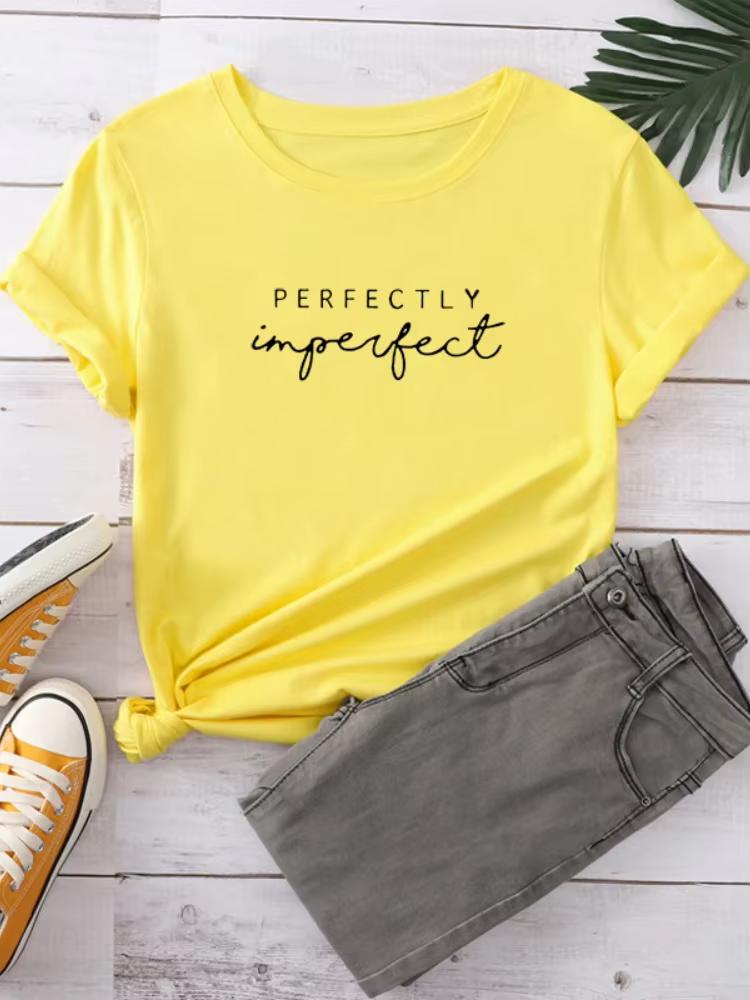 T-shirt manches courtes col rond femme, parfaitement imparfait, avec lettres imprimées