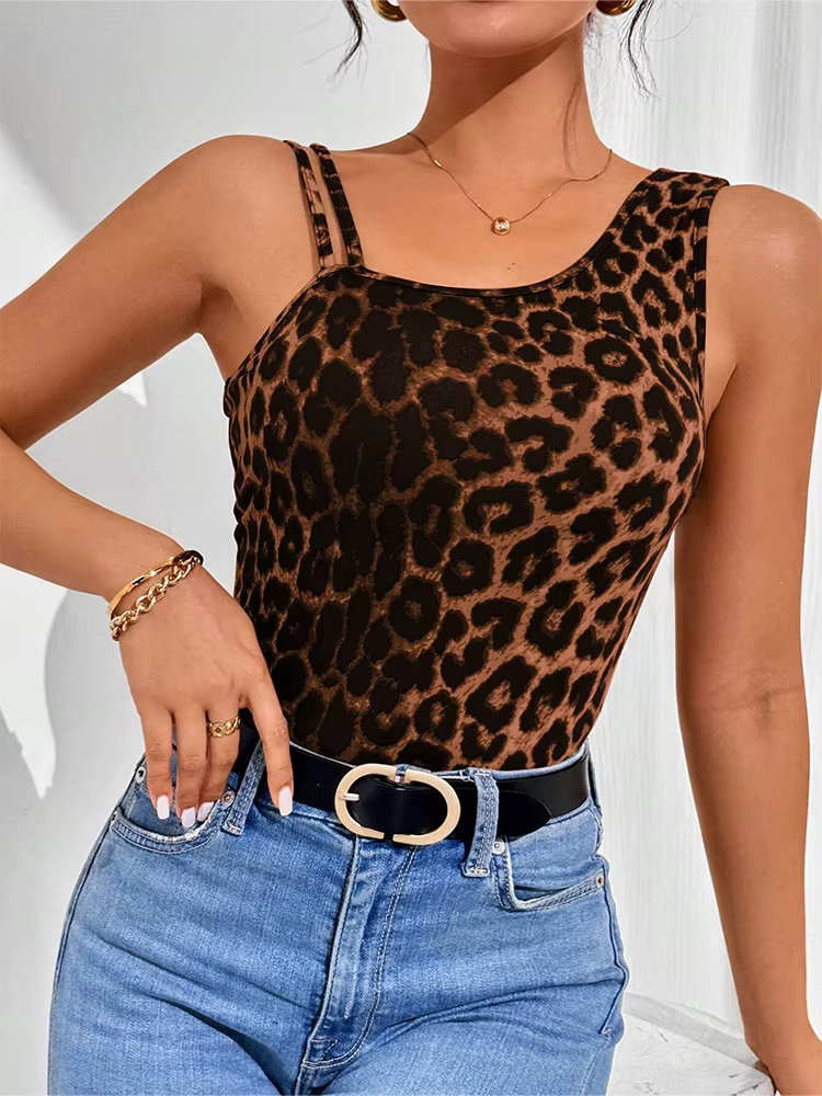 Les filles chaudes portent des hauts slim avec un haut intérieur