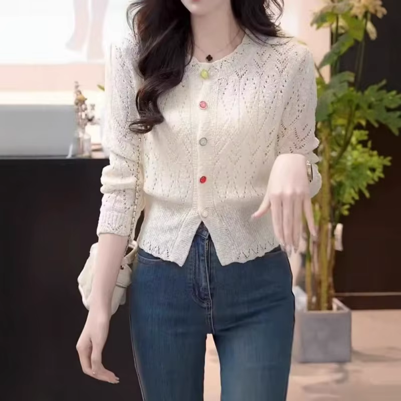 Nouveau Top Polyvalent Femme 2026 à Col Rond Évidé et Coupe Fine, Boutonnage Simple, Couleurs Variée