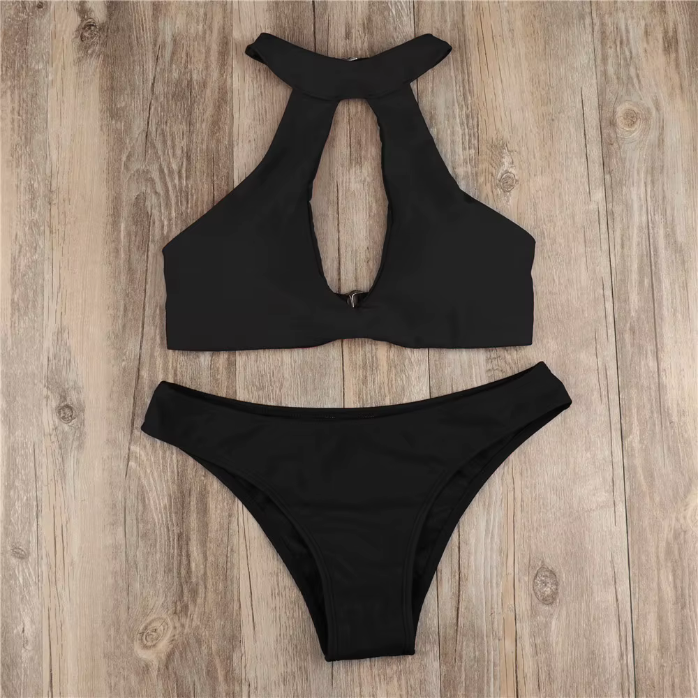 Ensemble bikini noir à découpes, haut à col montant ajouré et bas taille basse échancré, maillot de 