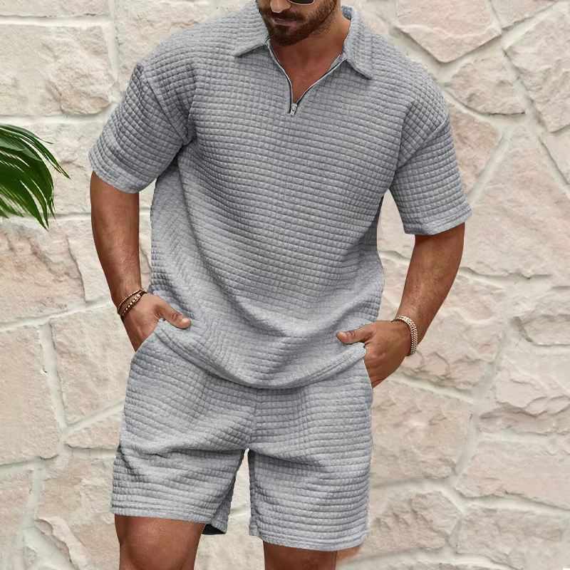 Ensemble homme vert olive, texture gaufrée, polo à demi-zip, manches courtes et short, costume 2 piè