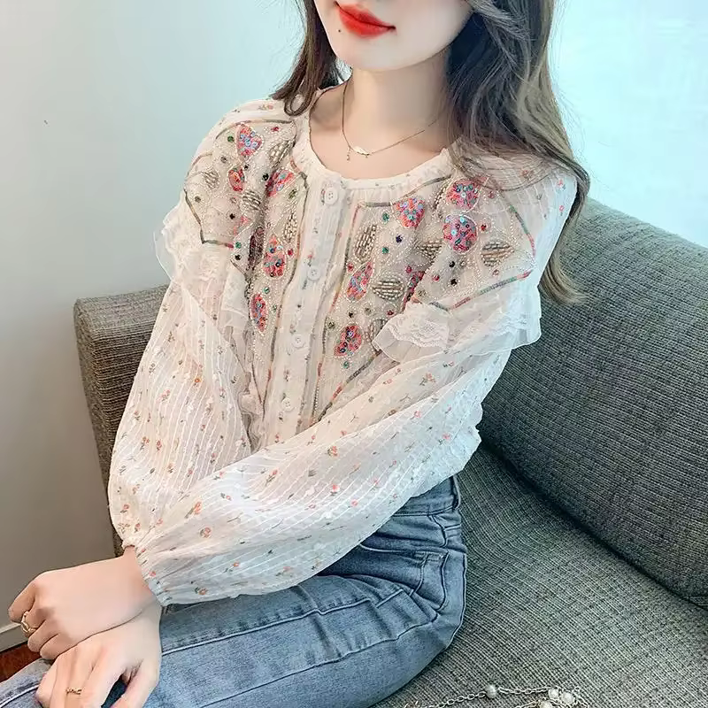 Chemise en dentelle pour femmes, col rond, avec broderie de perles colorées, détail de volants