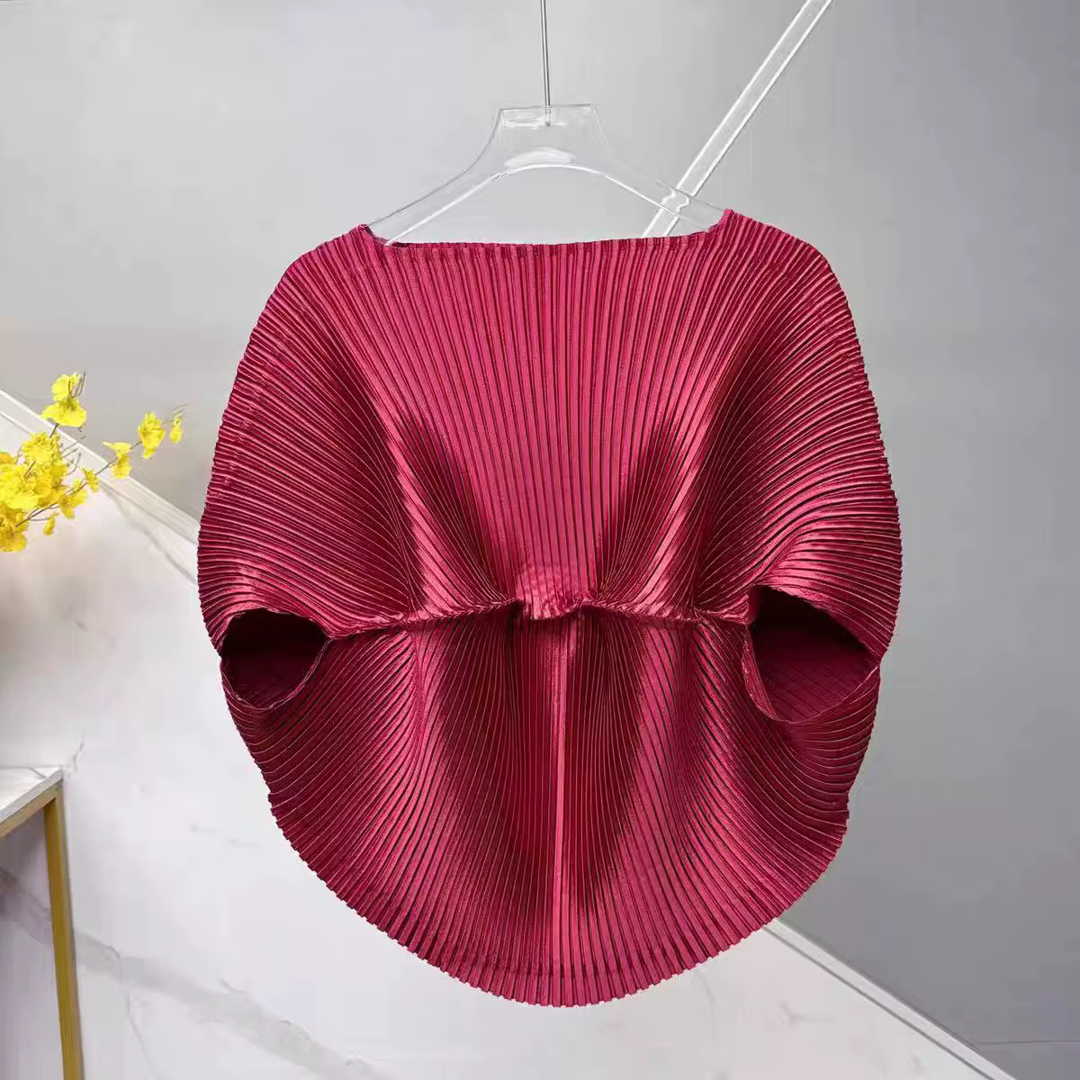 Haut à manches longues plissé à col rond et manches chauve-souris bordeaux pour femme, tissu brillan