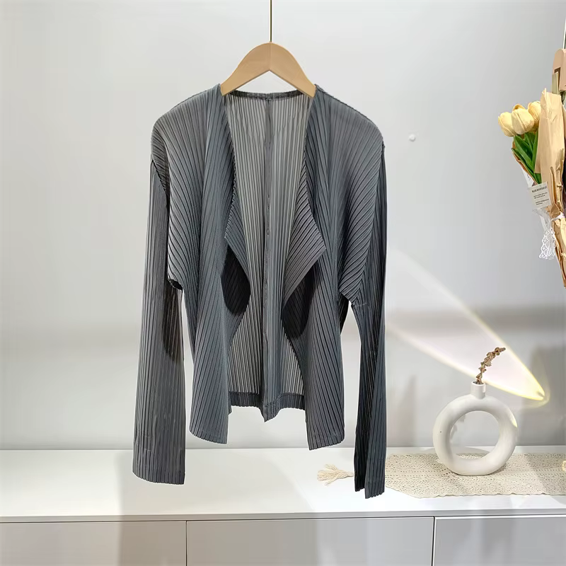 Miyake 2025 printemps haut plié pour les femmes, confortable et décontracté à manches longues ouvert