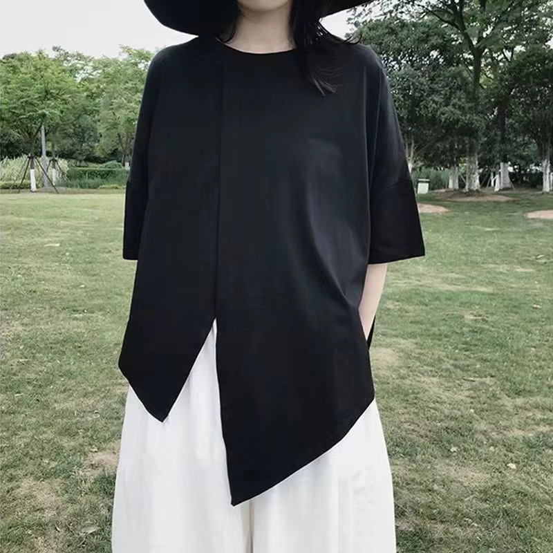 T-shirt symétrique de niche avec minceur et ample, haut irrégulier couvrant le ventre