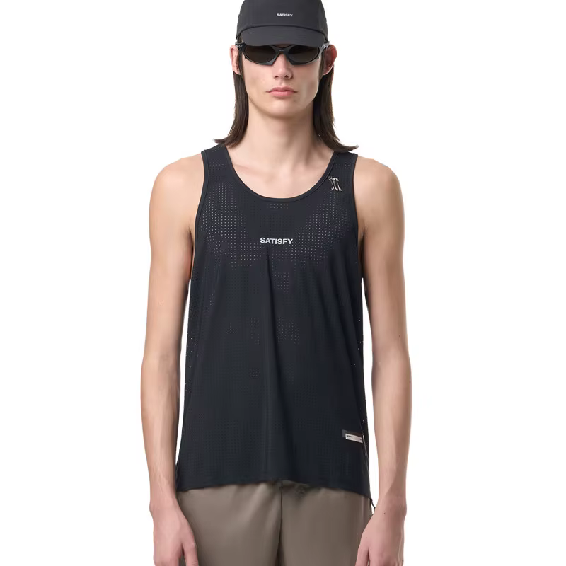 SATISFY Space Singlet, gilet de course sans manches, en maille respirante, avec impression de lettre