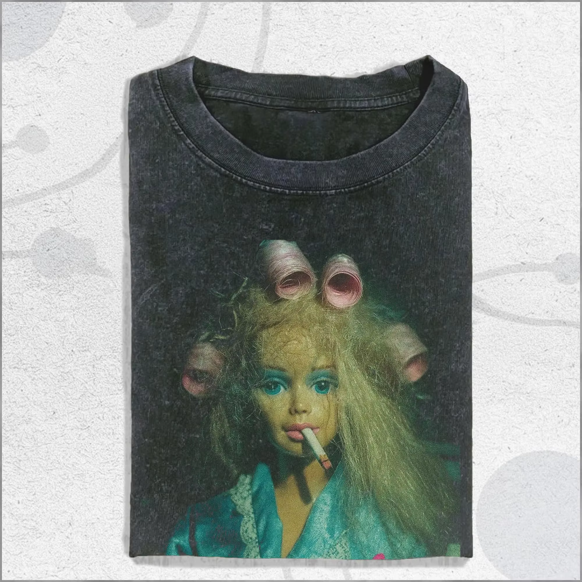 T-shirt rétro délavé à motif de poupée bouclée, imprimé portrait de poupée étrange, t-shirt graphiqu