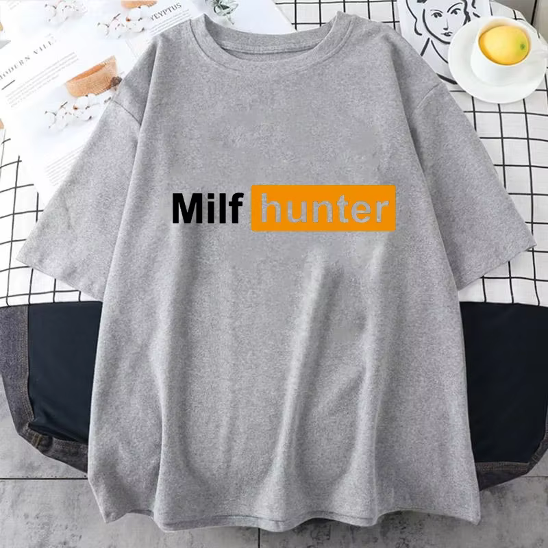 Chasseur de MILF | Drôle adulte Humor blague pour hommes qui aiment les Milfs T-Shirt MILF chasseu