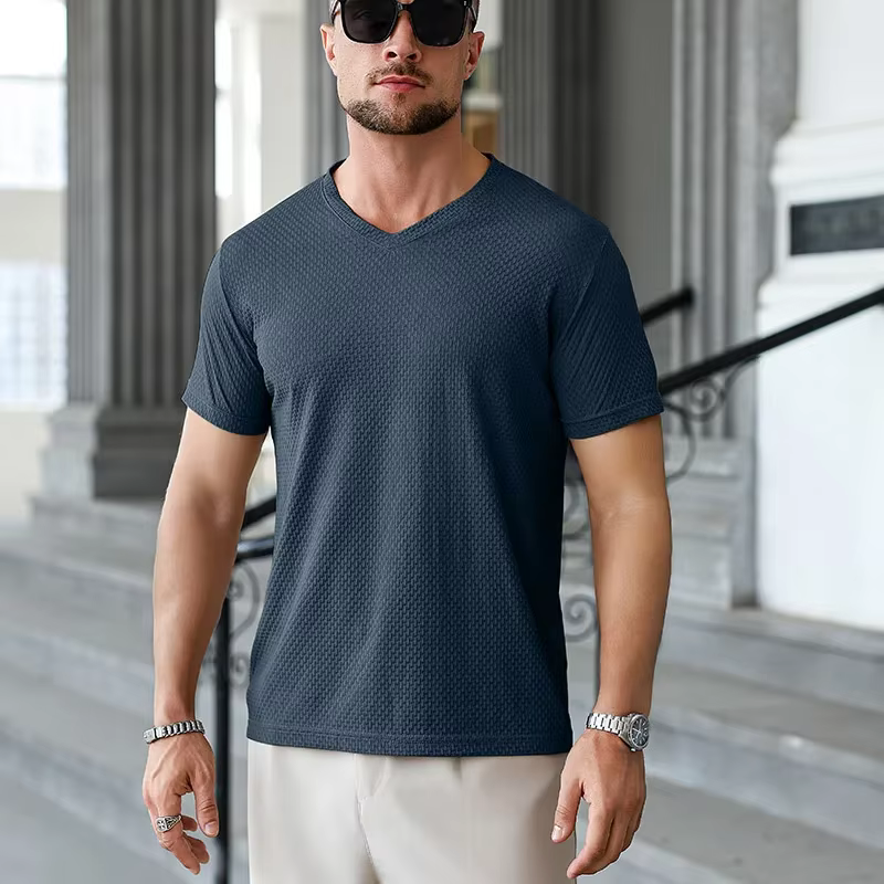 T-shirt pour homme en soie glacée kaki, col en V, manches courtes, texture gaufrée sans couture