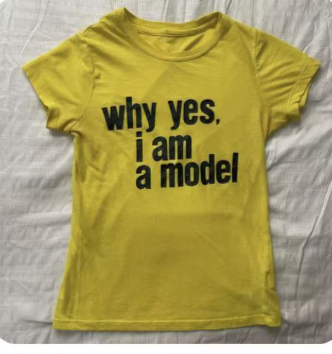 T-shirt court imprimé lettres jaunes, tendance streetwear, mode urbaine, rétro américain, décontract