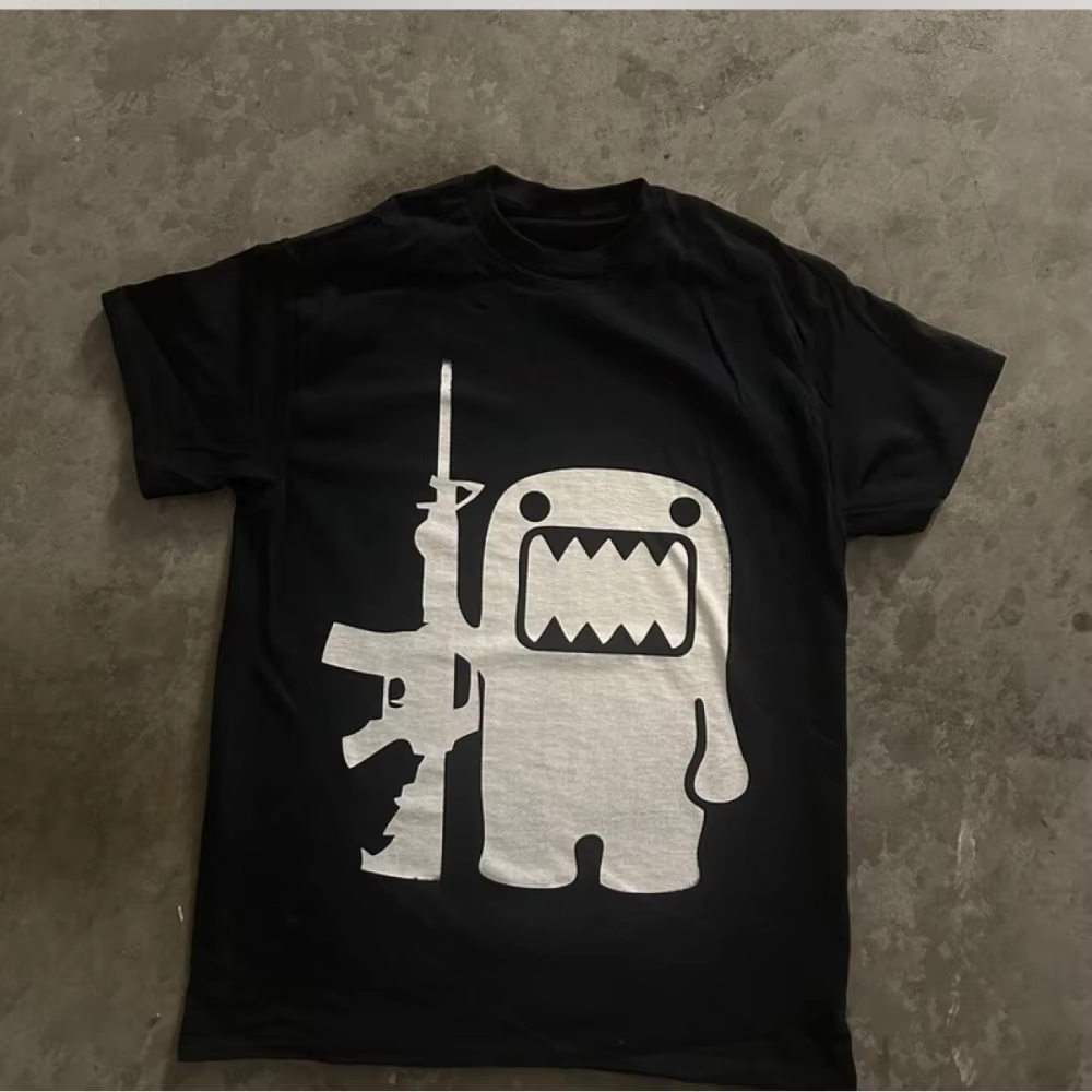T-shirt à motifs noir pour hommes, style streetwear, avec motif fusils, design minimaliste Domo Kun,