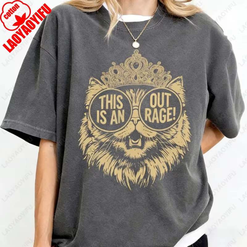 T-shirt en coton « This Is An OUTRAGE » avec motif « Dungeon Crawler Carl Goddammit Donut » pour hom