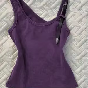 Débardeur asymétrique violet pour femme, bretelles réglables, coupe ajustée, en tricot