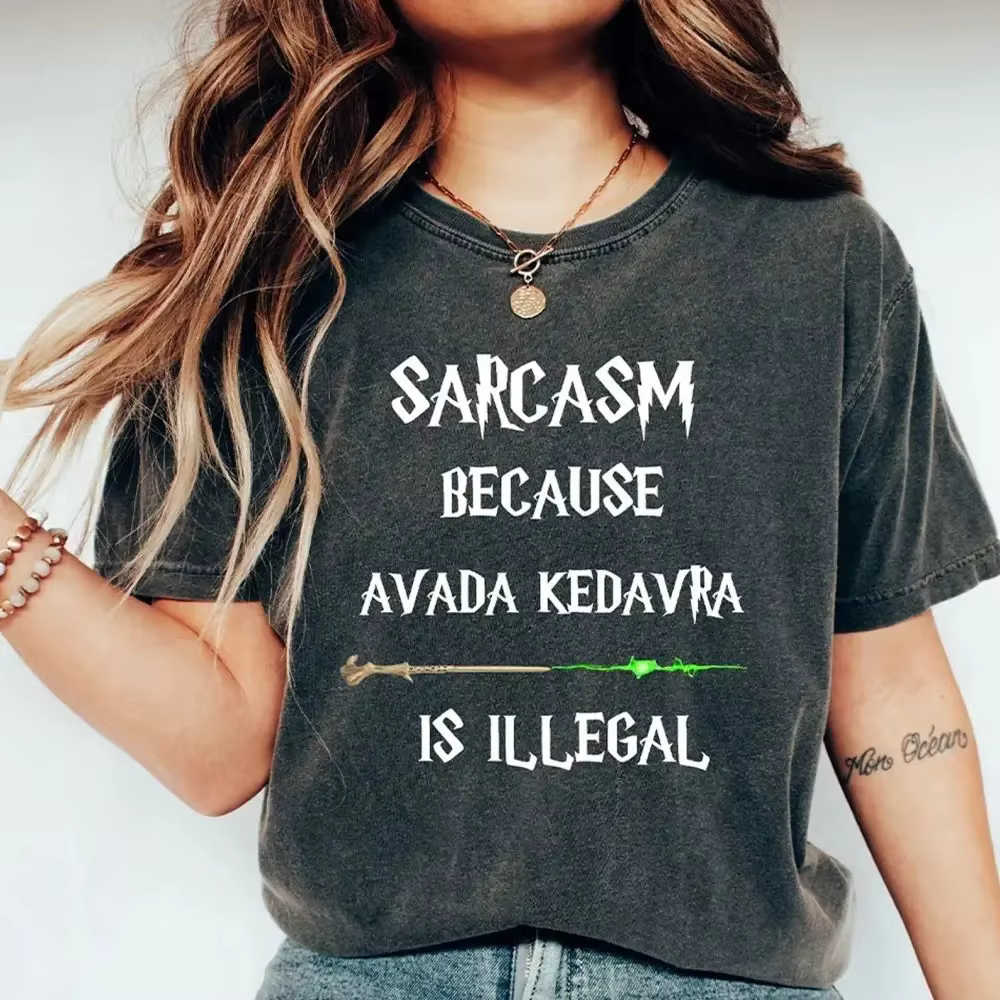 Chemise baguette magique rétro sarcasme parce que Avada Kedavra est illégal chemise unisexe école t-