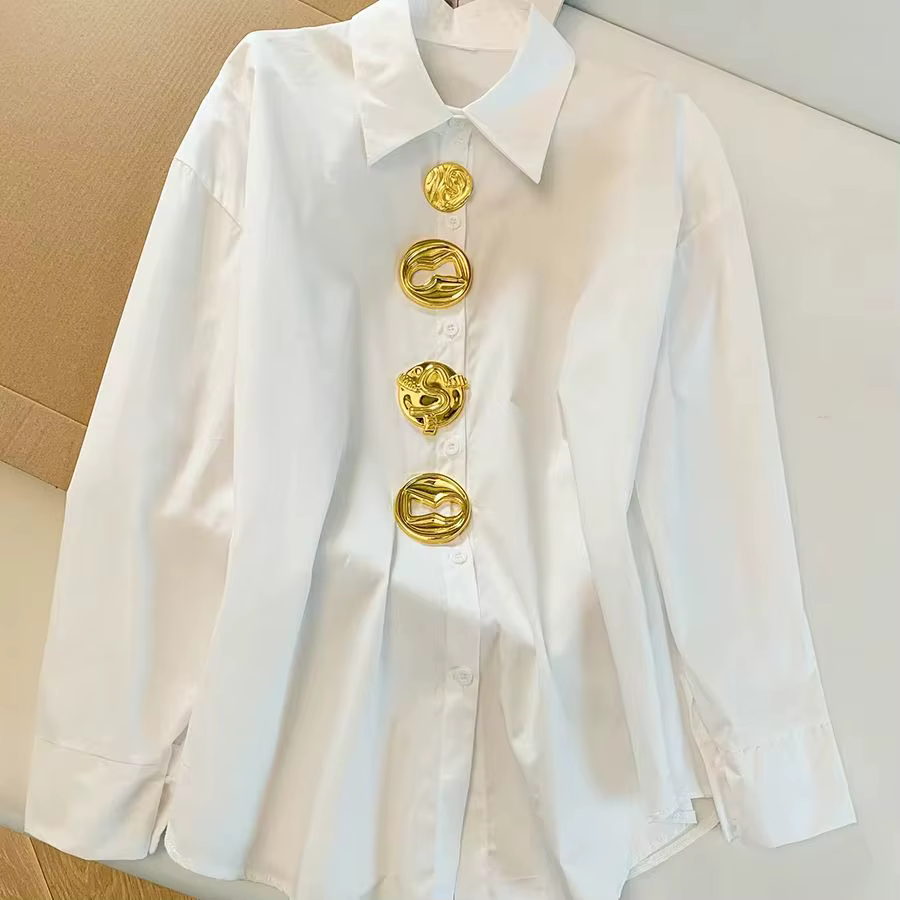 Chemisier blanc à col rabattu pour femme, manches longues, coupe ample, boutons dorés, idéal pour le
