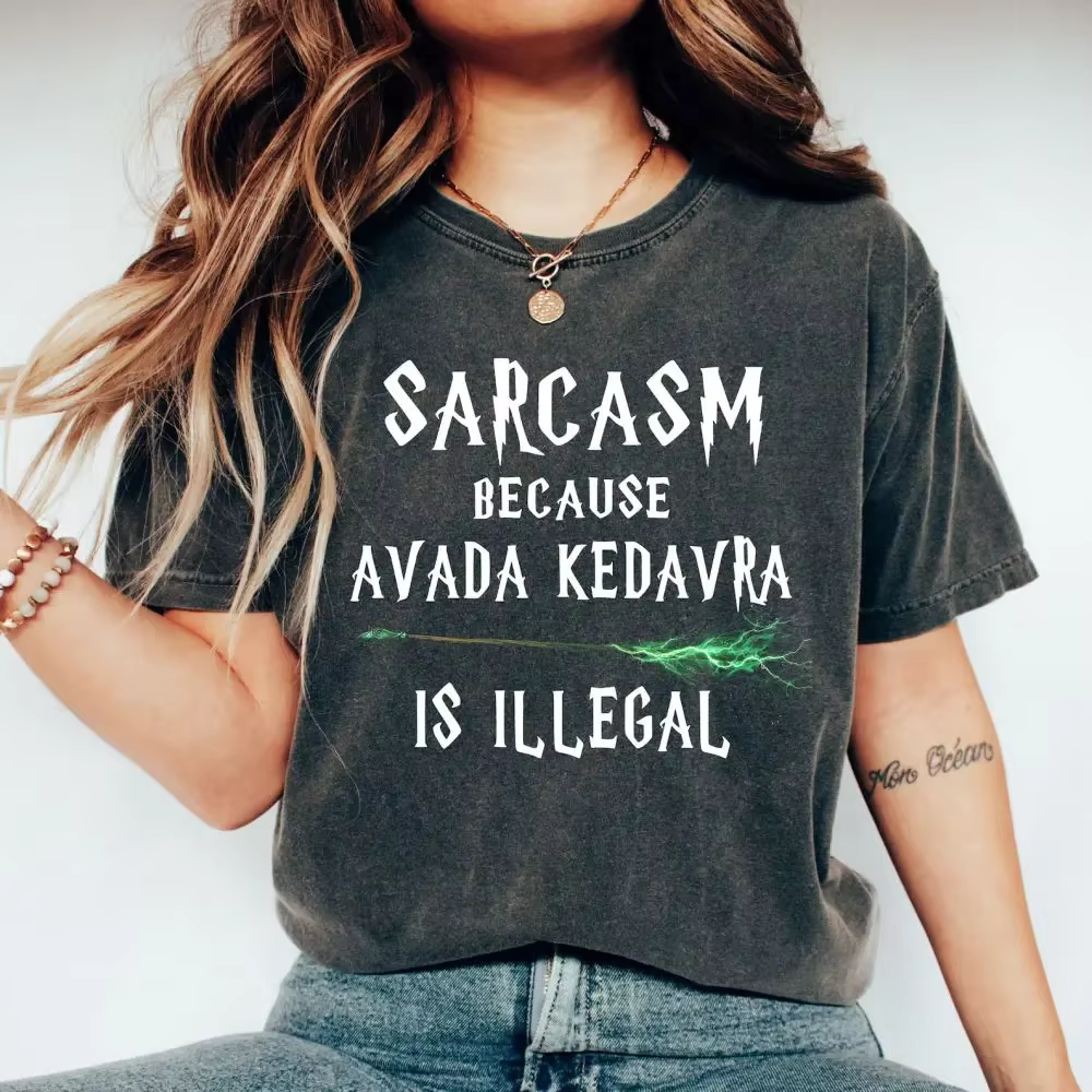 Chemise baguette magique rétro sarcasme parce que Avada Kedavra est illégal chemise unisexe école t-