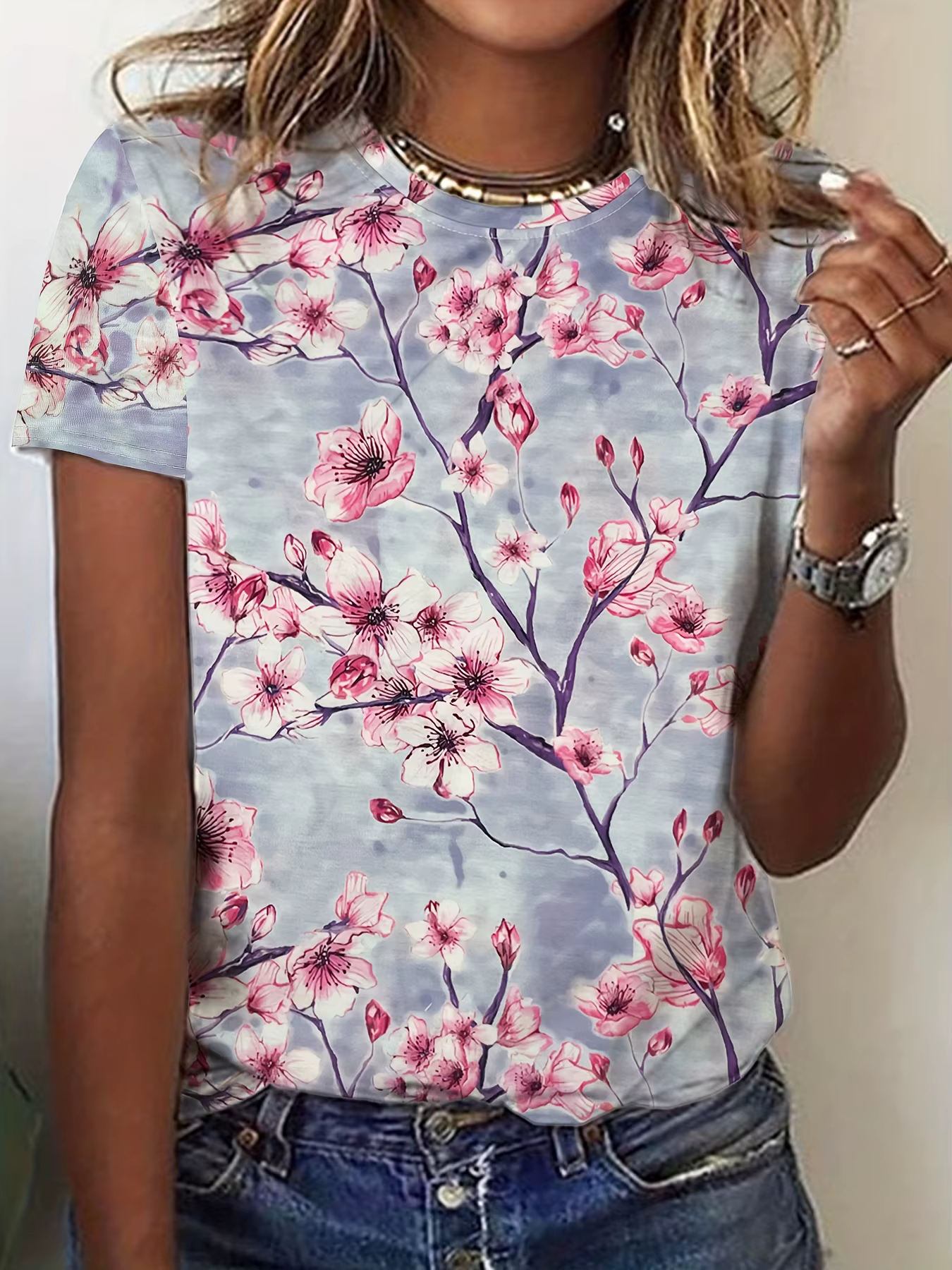 T-shirt vert pâle pour femme - Motif branche de cerisier, imprimé floral délicat pour un usage quoti