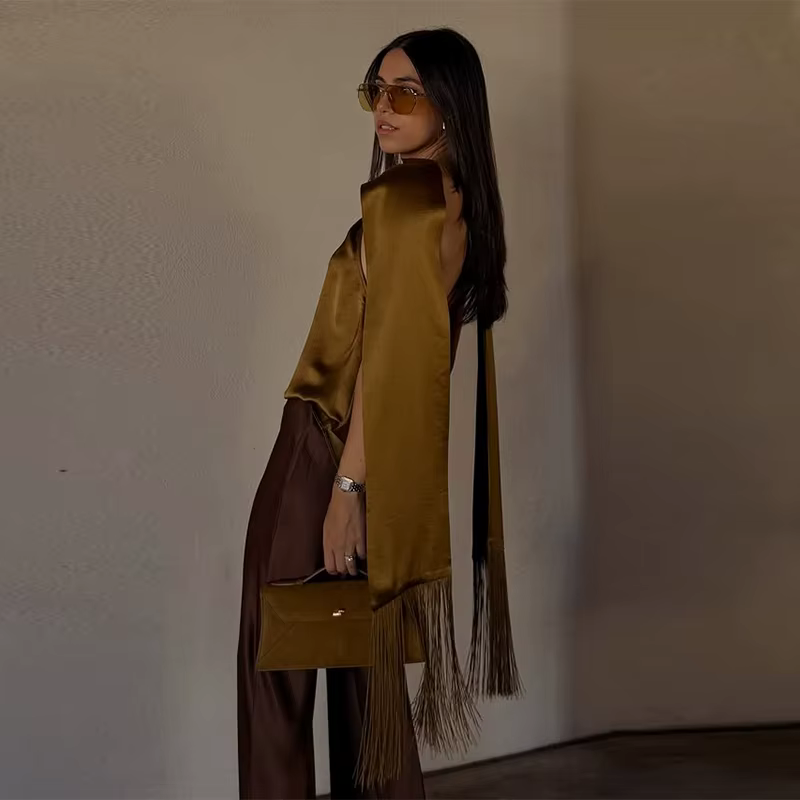 Chemisier élégant pour femme en satin à col licou, avec franges et longue ceinture, dos nu, sans man