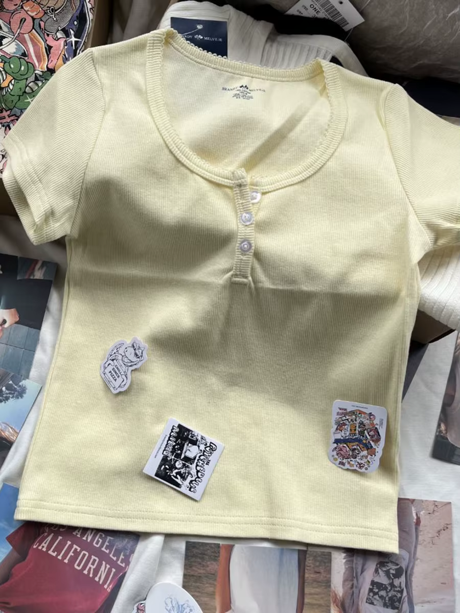 Économie à manches courtes en coton doux à col rond pour femmes, trois boutons, jaune crémeux, t-shi