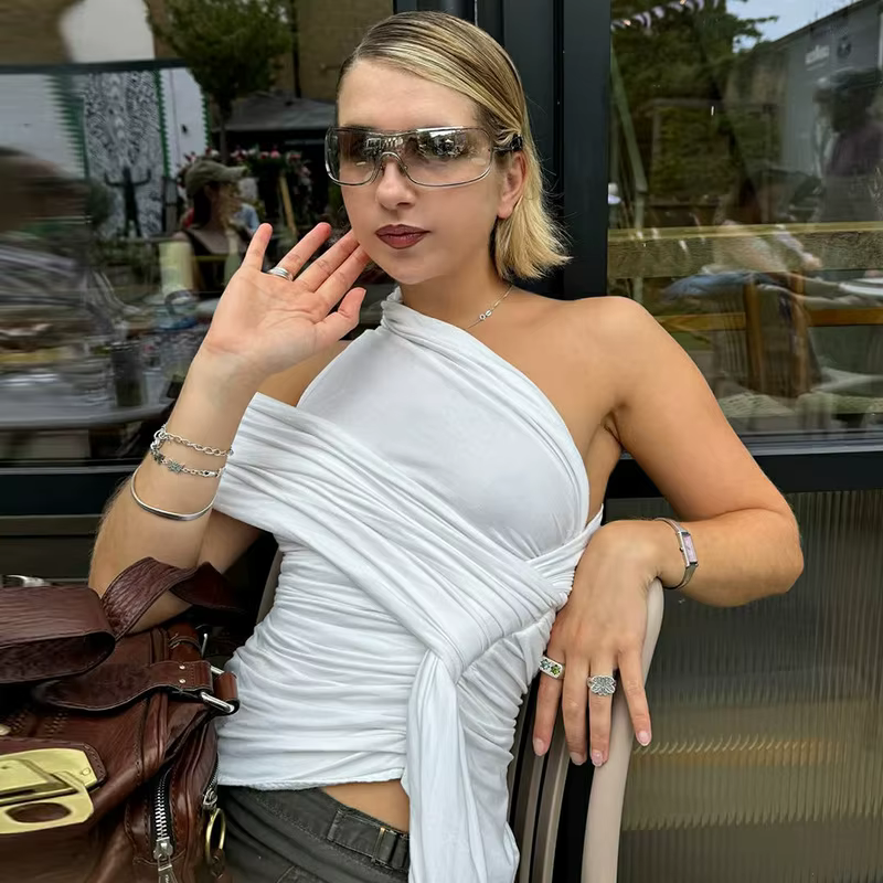 Haut court tendance avec détail de ruban asymétrique