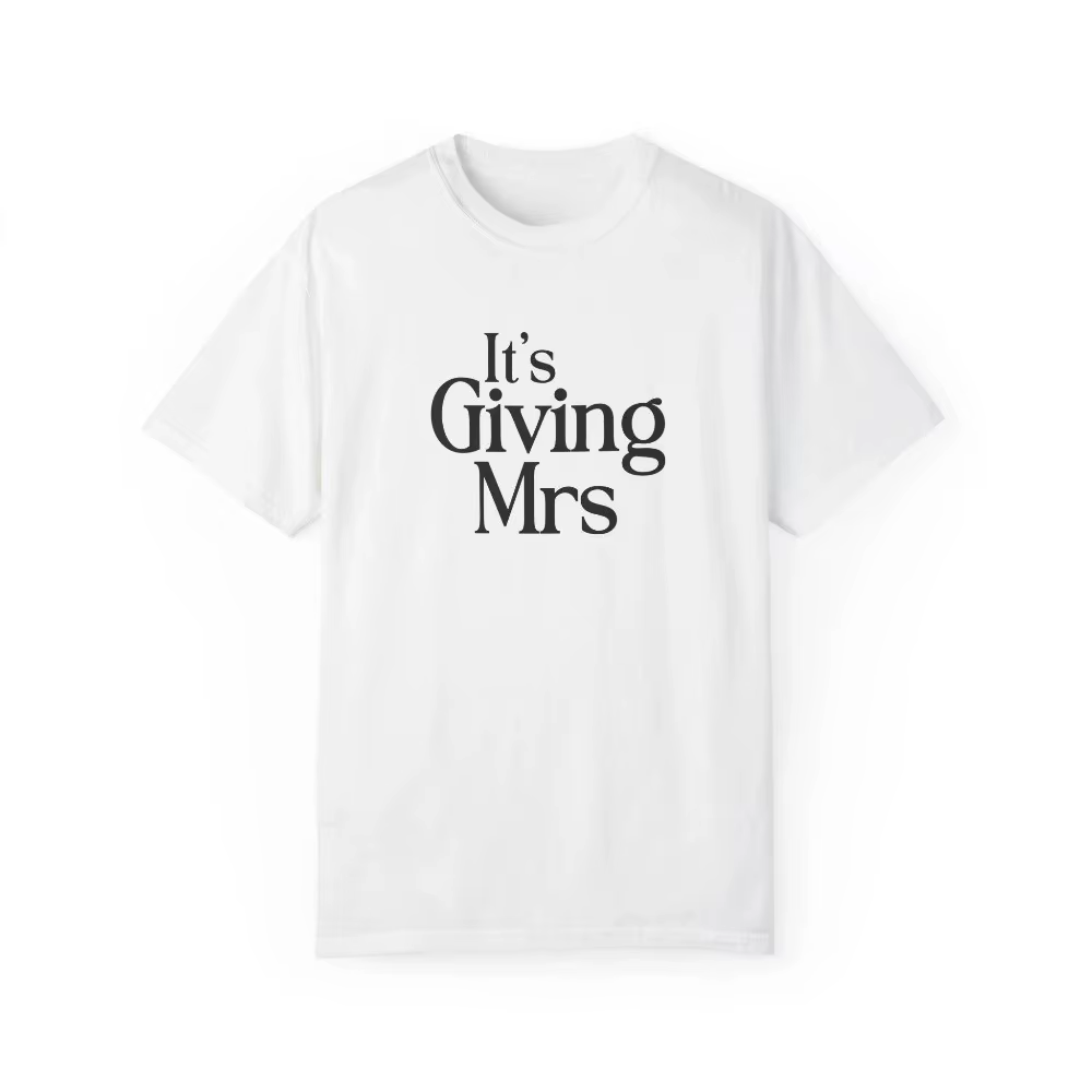 Its Giving Mrs TShirt T-shirt pour future mariée, haut de fiançailles, tenue de enterrement de vie d