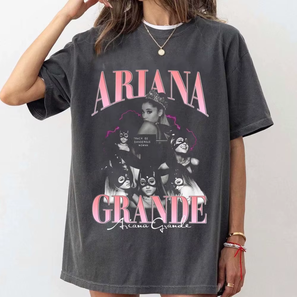 T-shirt rétro Ariana Grande commémorant son tour de musique. Haut y2k en pur coton unisexe, coupe am