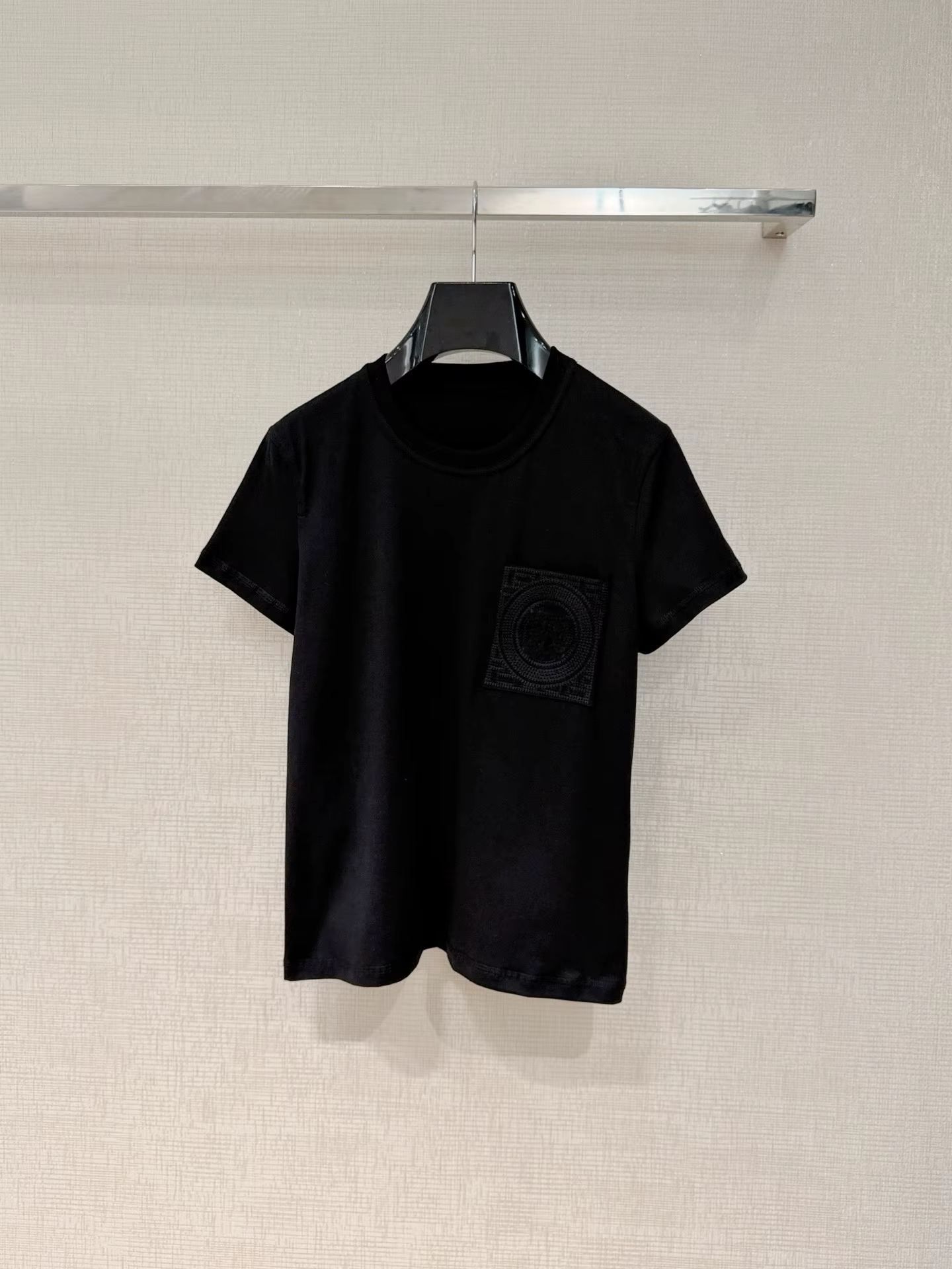 T-shirt Femme Haut de Gamme en Soie Brodé à Manches Courtes avec Poches – Collection Printemps/Été 2