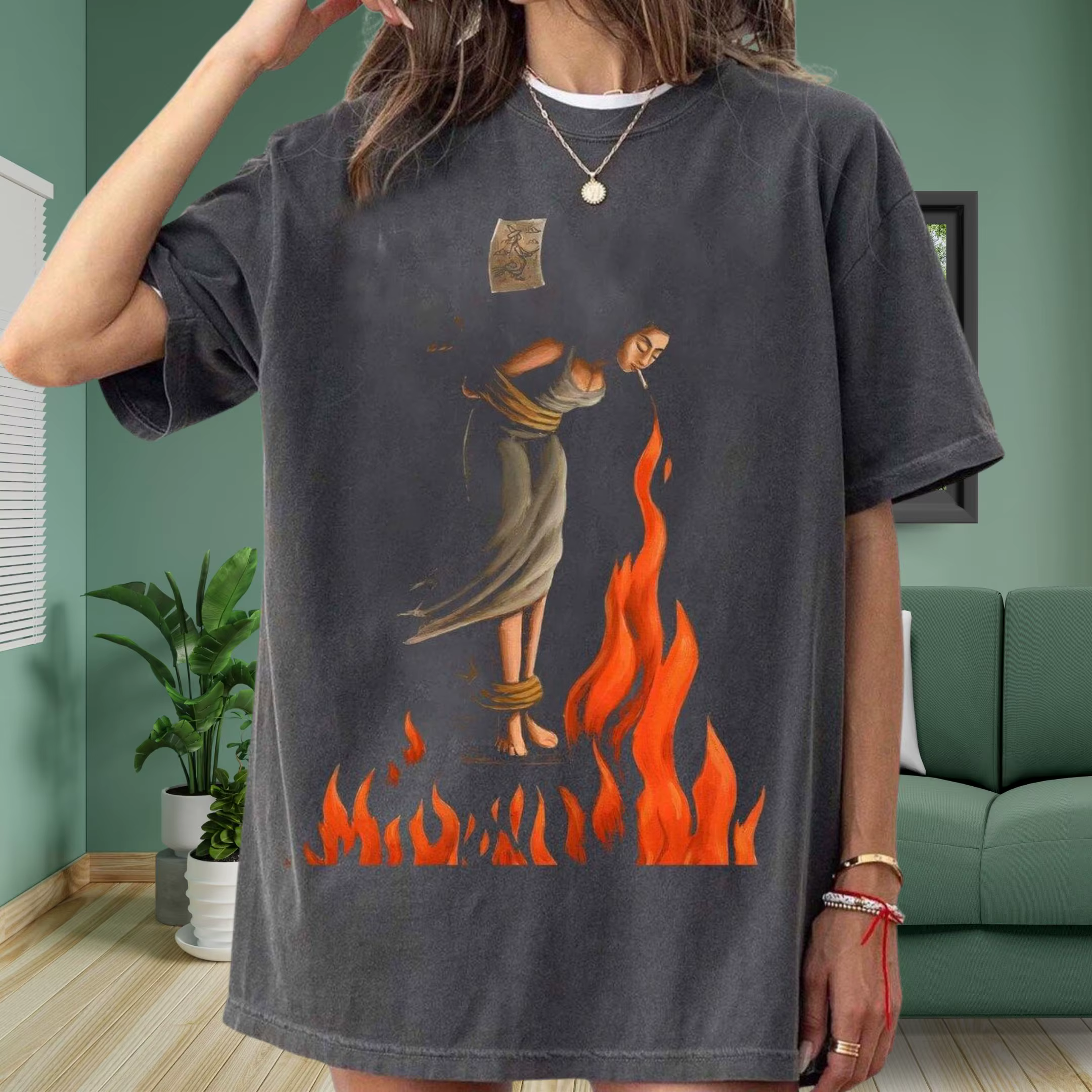 T-shirt Burned at the Stake, T-shirt d'art gothique féminin sombre, T-shirt inspiré des procès de so