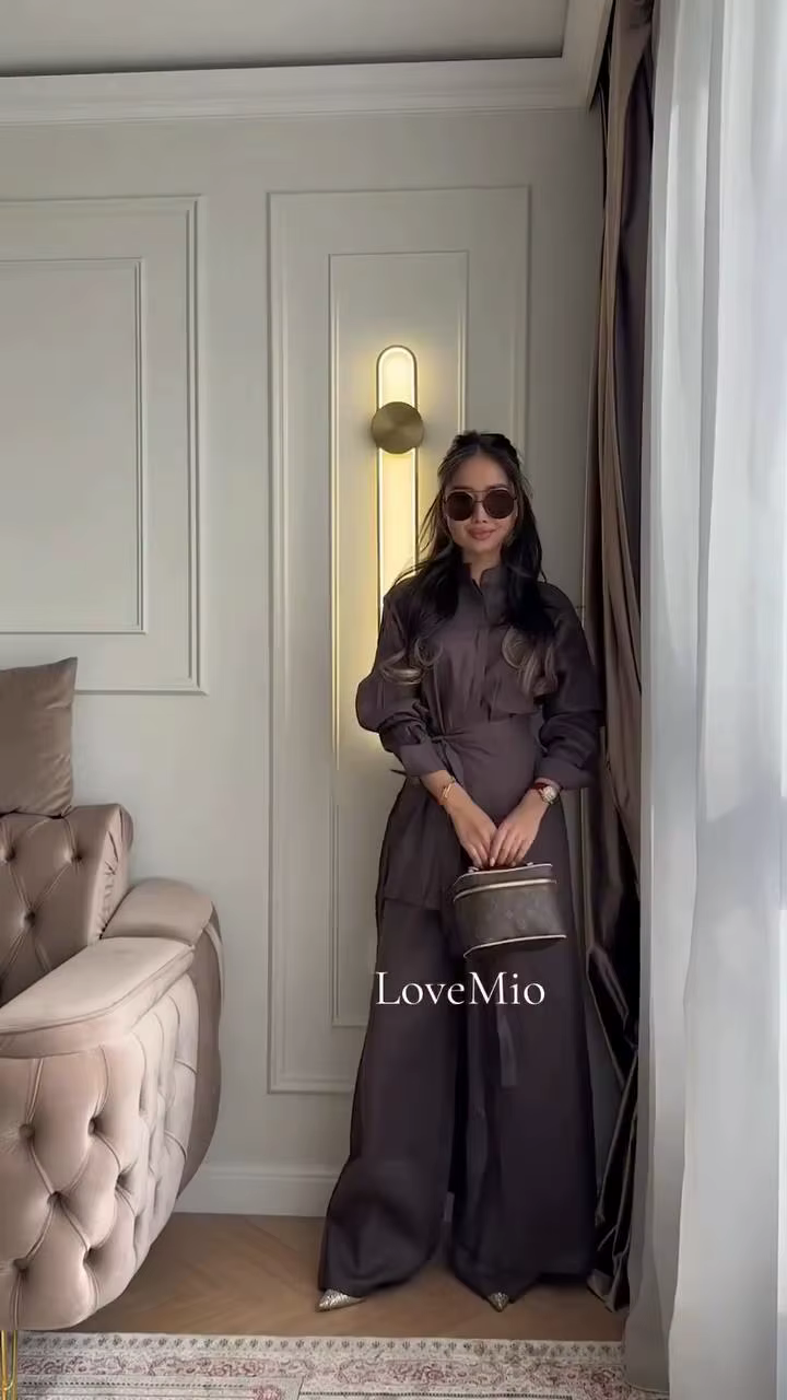 Ensemble pantalon femme style Old Money : chemise à col montant et manches longues, jupe portefeuill
