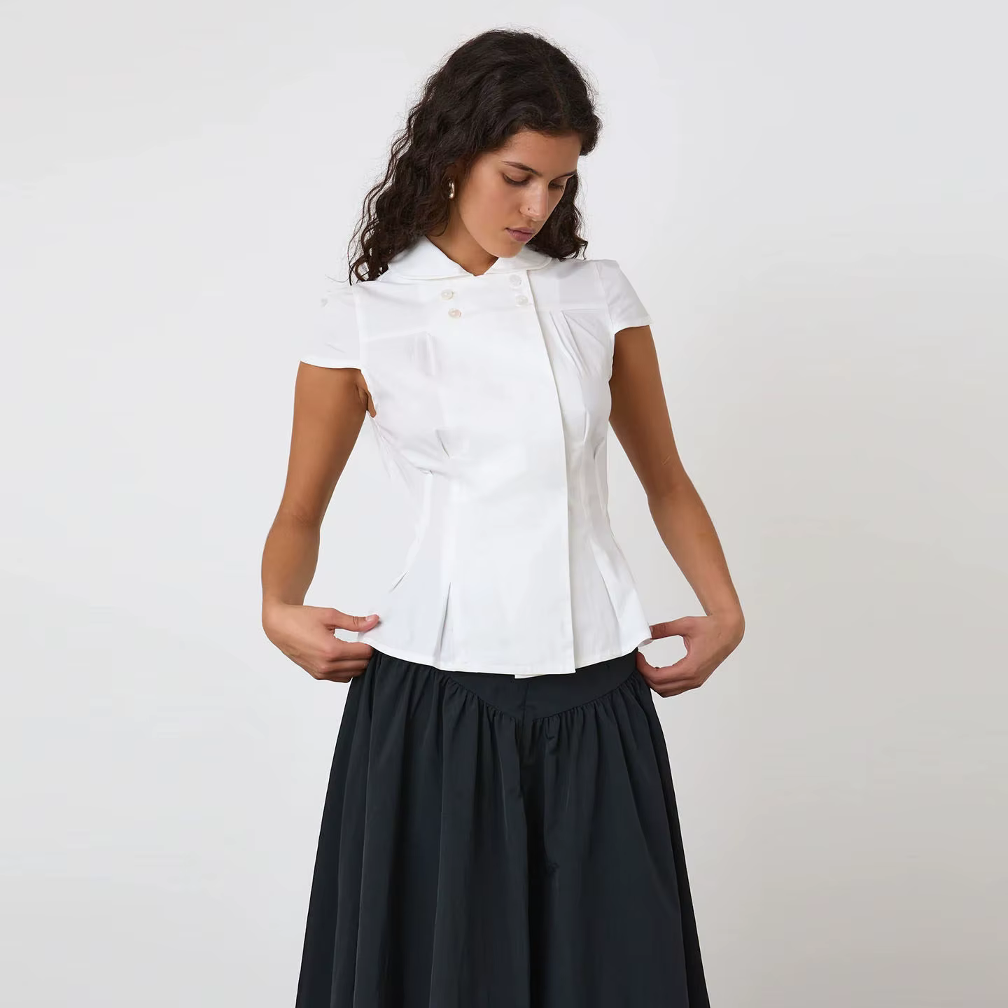 Chemisier blanc Peachy Den à col boutonné, col rond et taille cintrée, avec manches courtes et un de