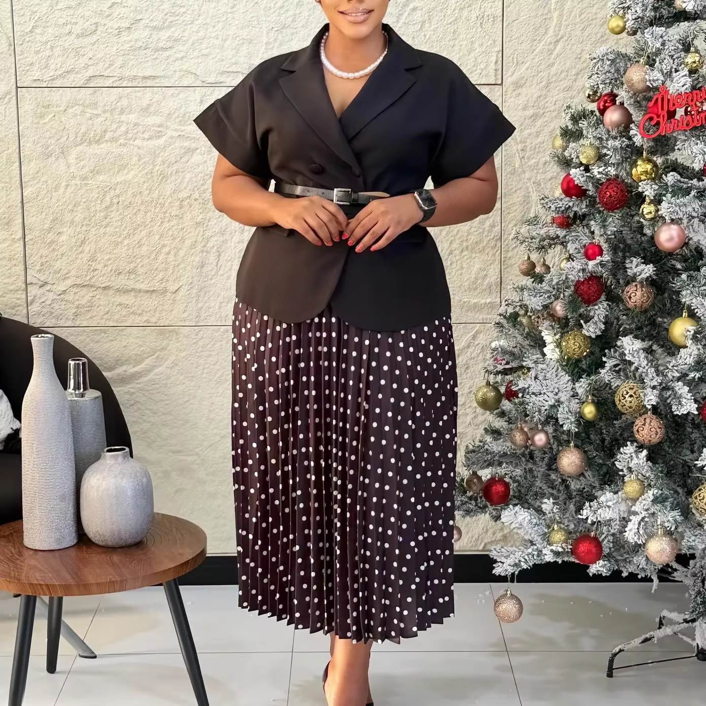 Ensemble tailleur d'été pour femme : haut à col formel à manches courtes et jupe midi plissée à pois