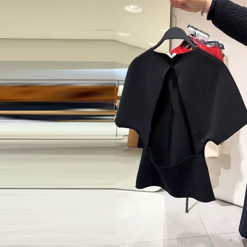 Ensemble deux pièces chic et minimaliste pour femme : haut sans dos à manches courtes et pantalon dr