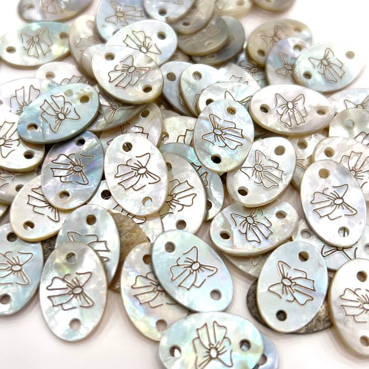 Bouton d'étiquette en coquillage exquis avec motif d'arc pour bricolage de T-shirts, pulls à capuche