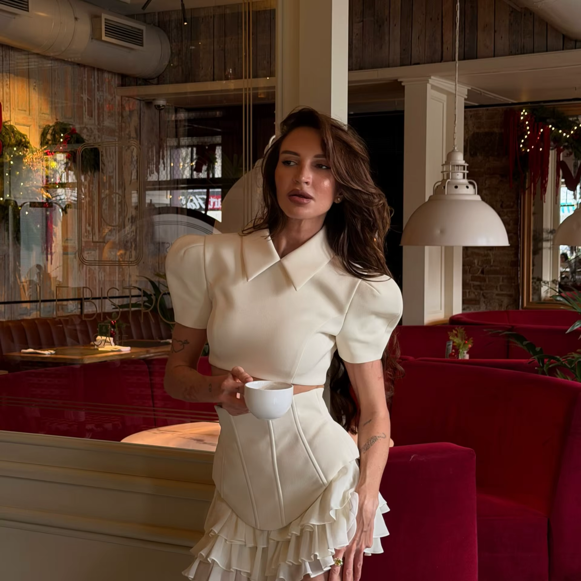 Tenue 2 pièces blanche tendance pour femmes, haut court à manches bouffantes et jupe trapèze à volan