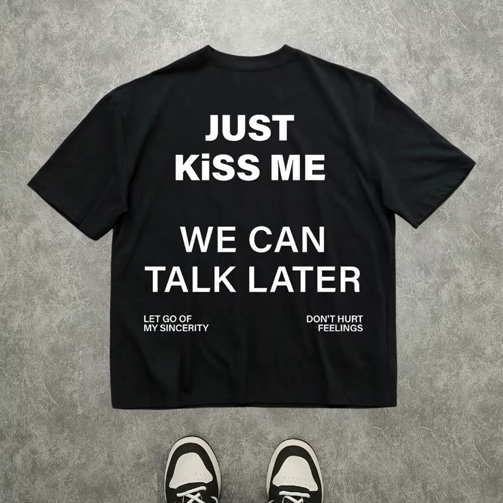 T-shirt noir pour homme avec des slogans blancs amusants et audacieux : Just Kiss Me and We Can Talk