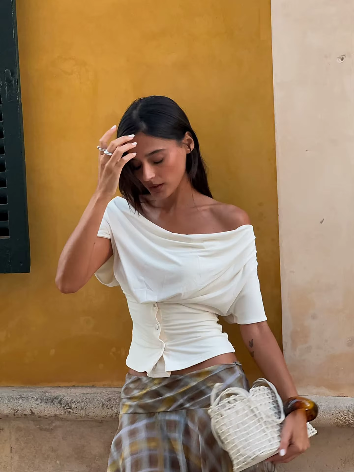 T-shirt à col rond et taille cintrée Off-White avec haut asymétrique noir à une épaule et manches co