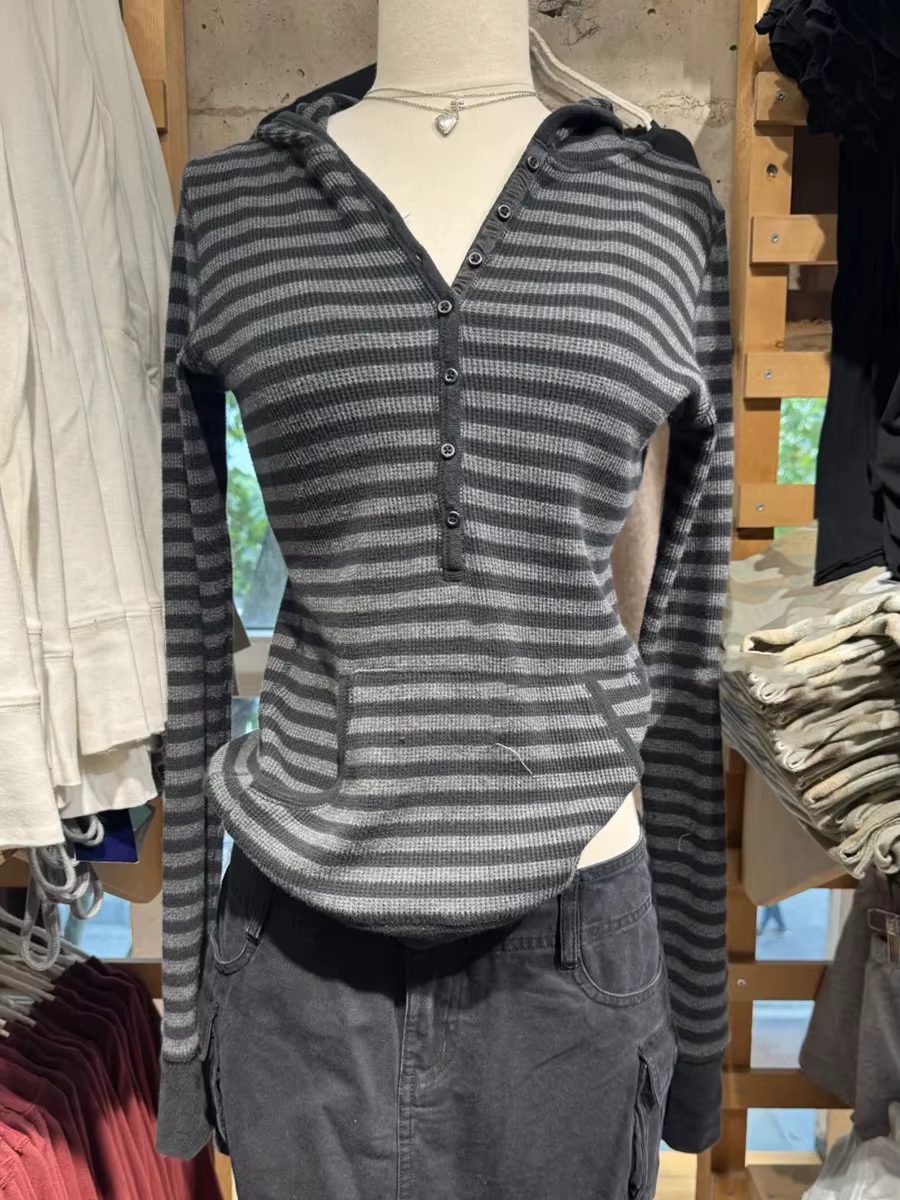 T-shirt à capuche gaufré rayé gris pour femmes, en coton à cinq boutons, Slim, manches longues, déco