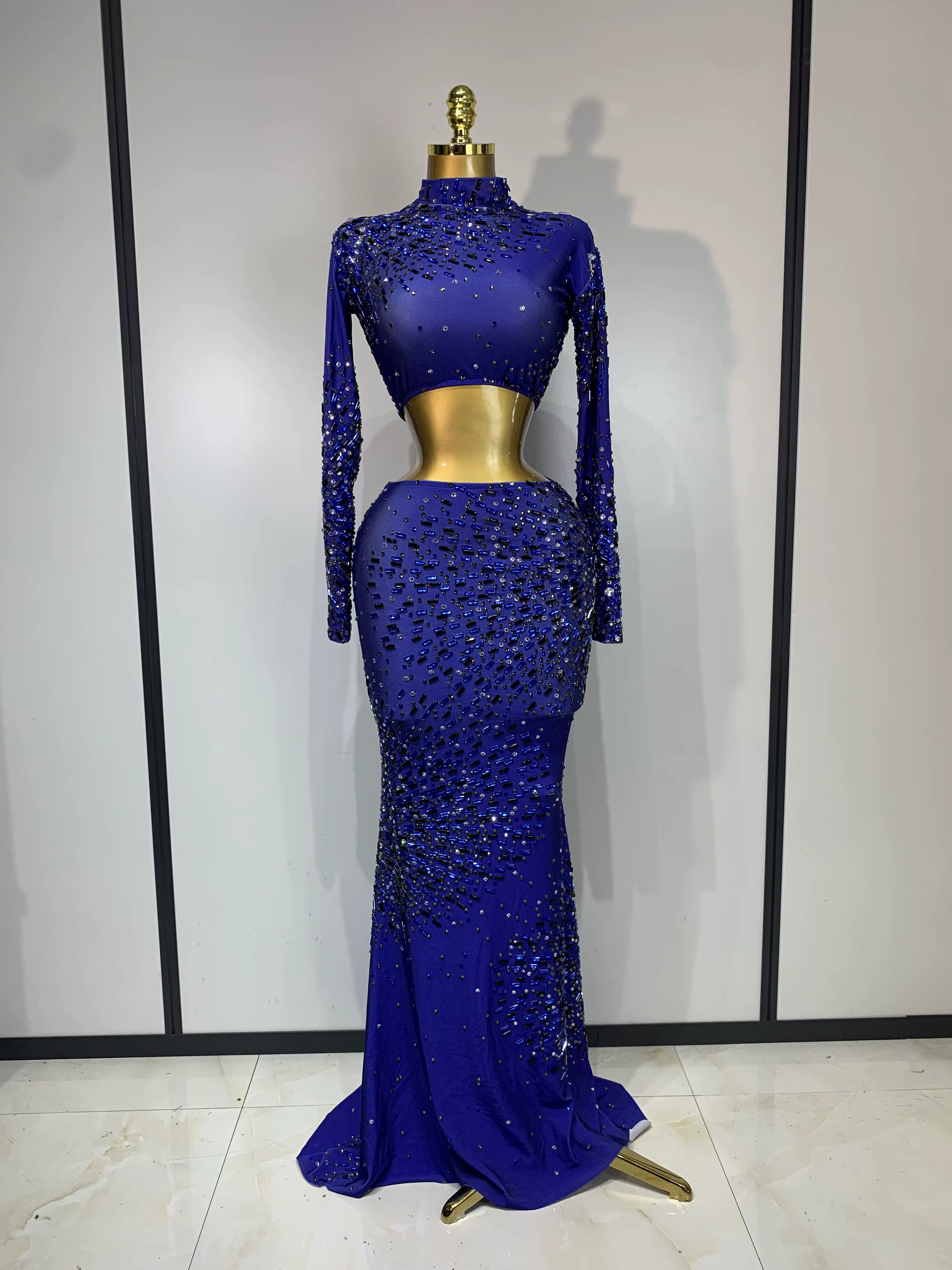 Ensemble deux pièces scintillant avec strass : Crop Top et Jupe Longue – Tenue de Scène pour Chanteu